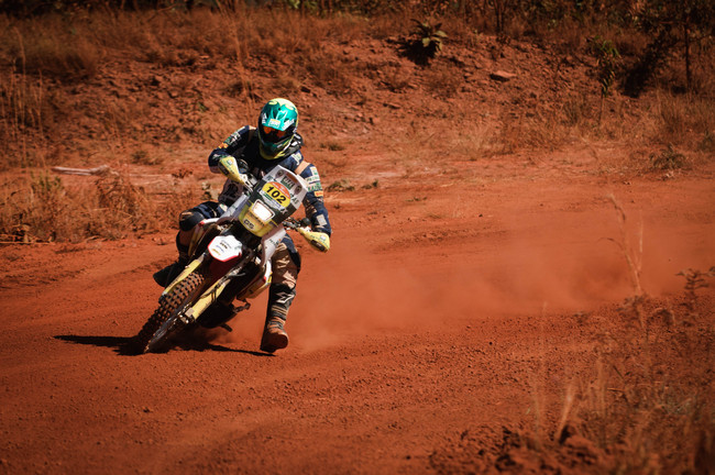 Piloto teve que desviar de lombas e buracos (foto: Theo Ribeiro)