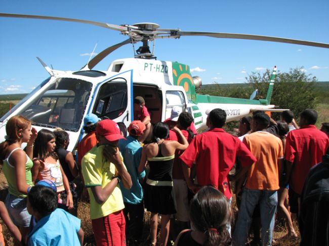 Pessoas cercaram o helicóptero (foto: Thiago Padovanni/ www.webventure.com.br)