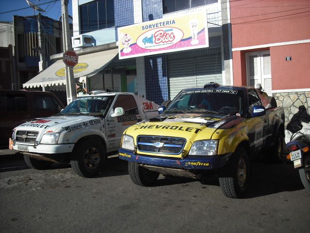 As duas S10 do Chevorlet Power Team rally. A branca #329 da dupla Serrana e a azul #323 da dupla Praiana aguardam a largada em Crateús (foto: Divulgação Chevrolet)