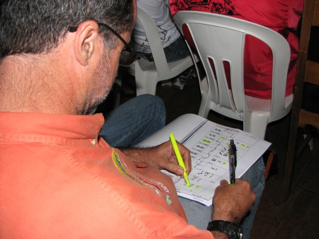 Pilotos seguem atentos ao briefing (foto: Bruna Didario/ www.webventure.com.br)