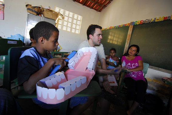 Atendimento odontológico às crianças (foto: Divulgação)