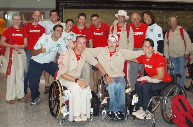 No aeroporto  com a equipe da Suíça para-olímpica (foto: Divulgação)