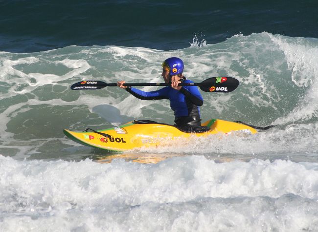 Brasileira está na elite do kayaksurf mundial (foto: Divulgação)