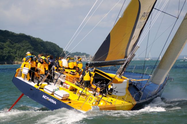 Barco e tripulação passam por acertos (foto: Dave Kneale/ Volvo Ocean Race)