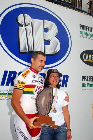 Roma ganhou o prêmio Michael Happle como destaque internacional do Iron Biker (foto: Arquivo Pessoal/ Mario Roma)