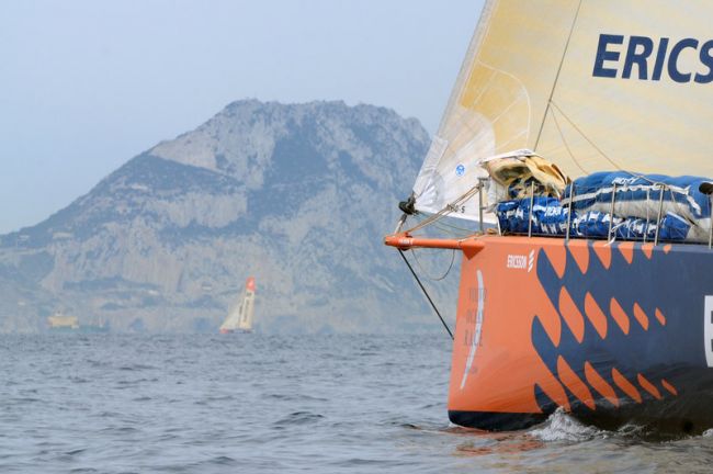 Barcos passam juntos pelo Estreito de Gibraltar; Apenas uma milha os separam (foto: Dave Kneale/ Volvo Ocean Race)