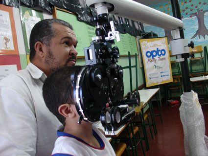 Alunos receberam óculos dados após exames feitos na 2ª etapa (foto: Divulgação)