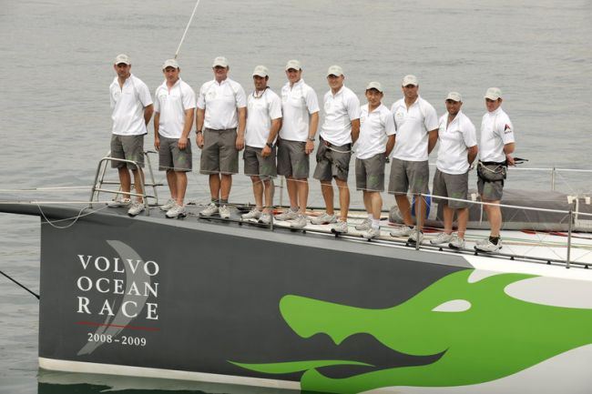 Tripulação tira barco do radar para fazer sua estratégia (foto: Rick Tomlinson/ Volvo Ocean Race)