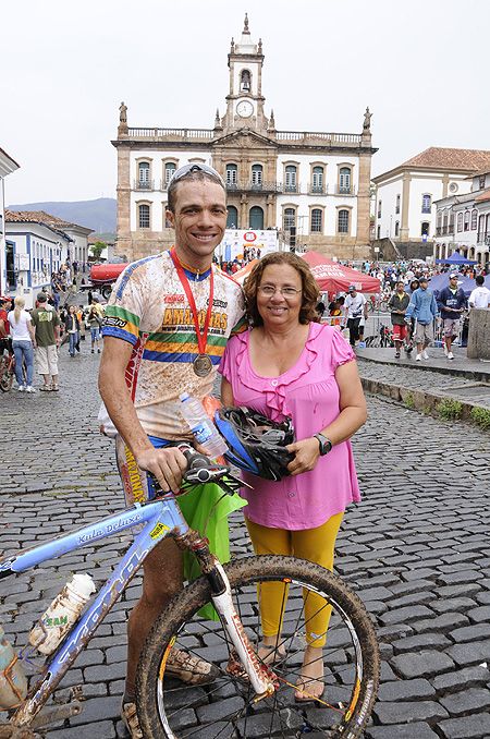 Robson e sua mãe após a recepção calorosa (foto: David Santos Jr/ www.webventure.com.br)