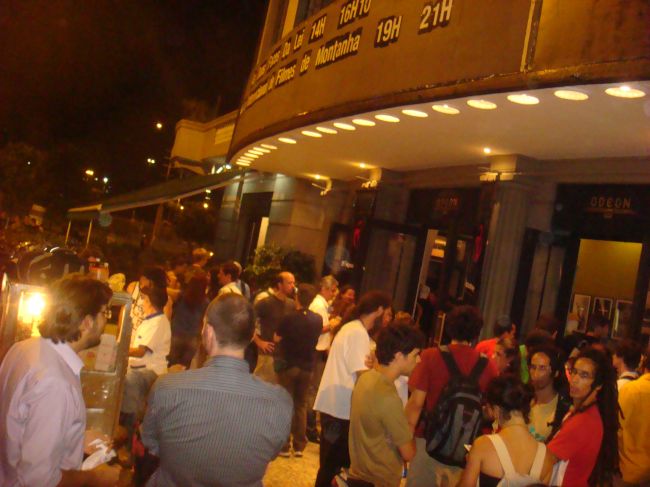 Público no intervalo da mostra  em frente ao cine Odeon no Rio de Janeiro (foto: Janine Cardoso)