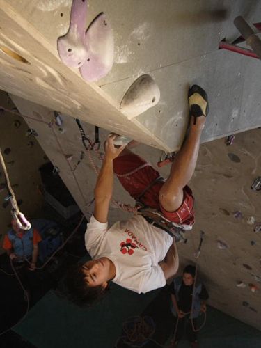 O canadense Sean McColl leva o ouro de 2008 (foto: www.climbing.com)