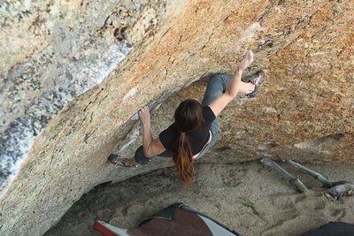 A americana Alex Puccio realizando os movimentos do V 12 (foto: Bishopbouldering)