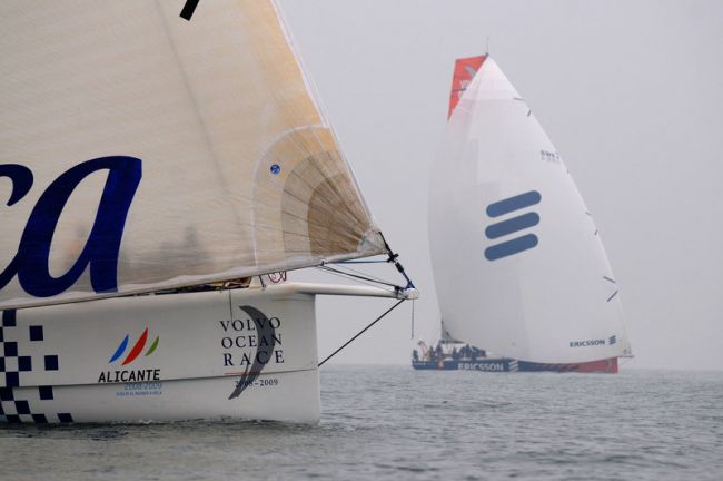 Clima com espanhóis é de amizade (foto: Dave Kneale/ Volvo Ocean Race)