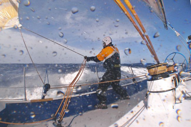 Chuva e vento acompanham os barcos (foto: Divulgação/ VOR)