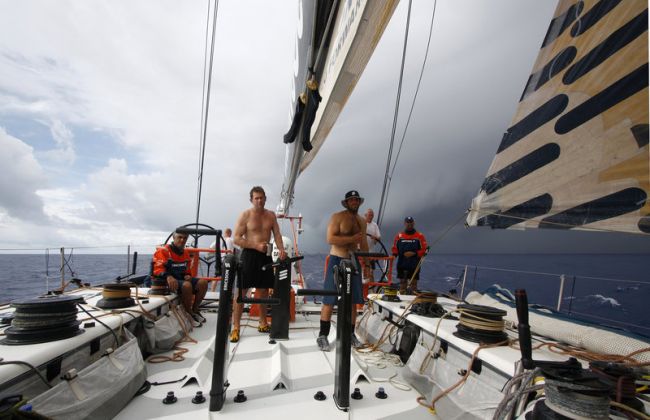 Após tempestade  barcos passam por Fiji (foto: Divulgação/ Guy Salter/ VOR)