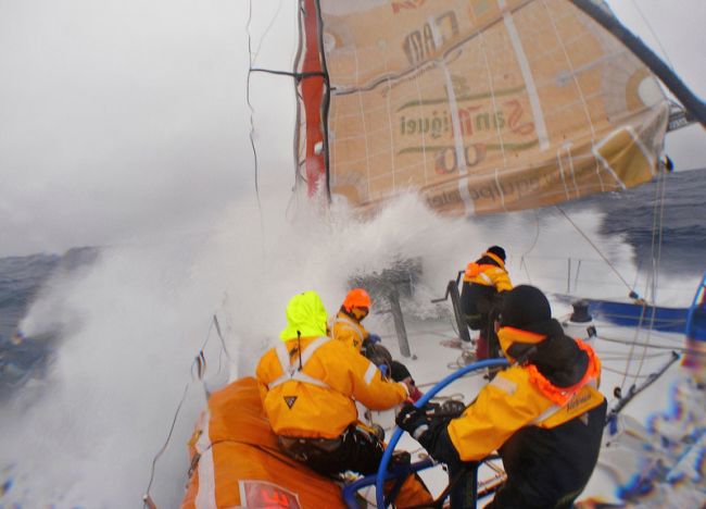 Barcos enfrentam condições extremas na 5ª perna (foto: Gabriele Olivo/ Equipo Telefonica)