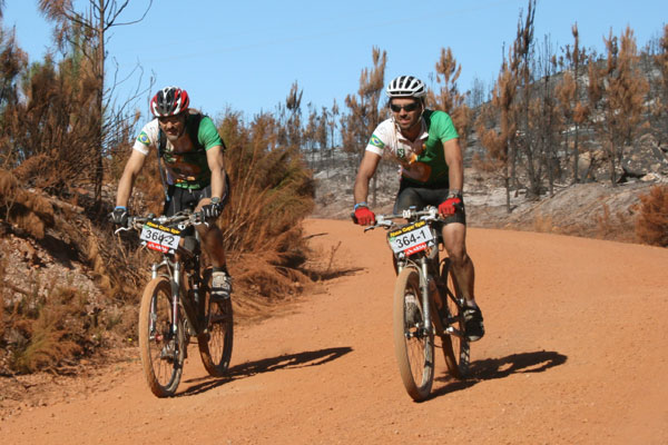 Felipe Xavier e Rafael Niro no Cape Epic 2009 (foto: Felipe Campos)