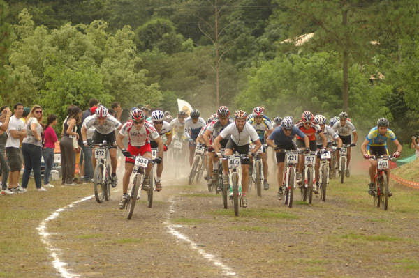 Chuva deixou a pista mais rápida para os atletas (foto: Divulgação)