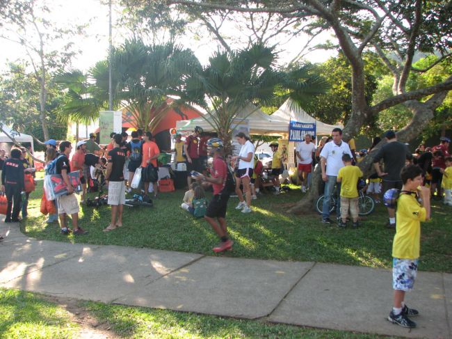 Municipes e atletas dividem praça Ilha Grande (foto: Bruna Didario/ www.webventure.com.br)