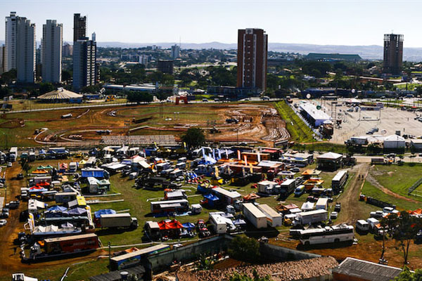 Área do prólogo (acima) e parque de apoio do rali (foto: Murilo Mattos/ www.webventure.com.br)