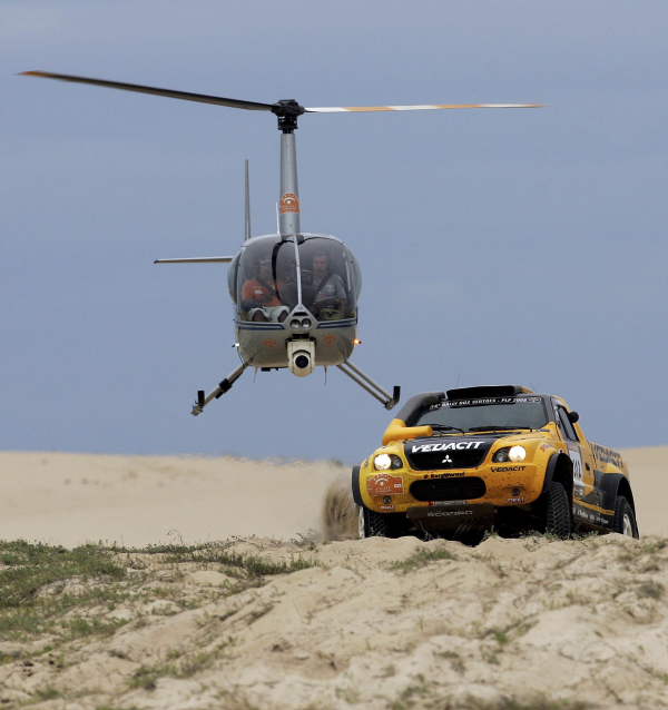 Race ends among dunes landscape (foto: )