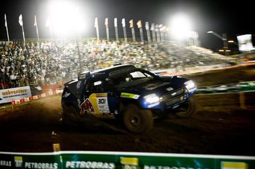 O campeão Carlos Sainz dá show para o grande público do Sertões (foto: Caetano Barreira/Divulgação)