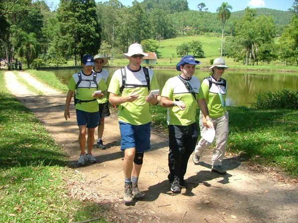 Participantes da Copa North observam planilha de navegação  (foto: Divulgação)