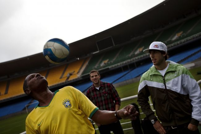 Gee Atherton faz visita ao Maracanã (foto: Divulgação)