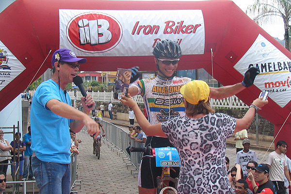 Robson e sua mãe comemoram o bicampeonato (foto: Bruna Didario/ www.webventure.com.br)