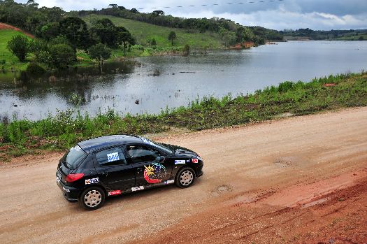 Peugeot percorre trilhas próximas a lago (foto: Divulgação)