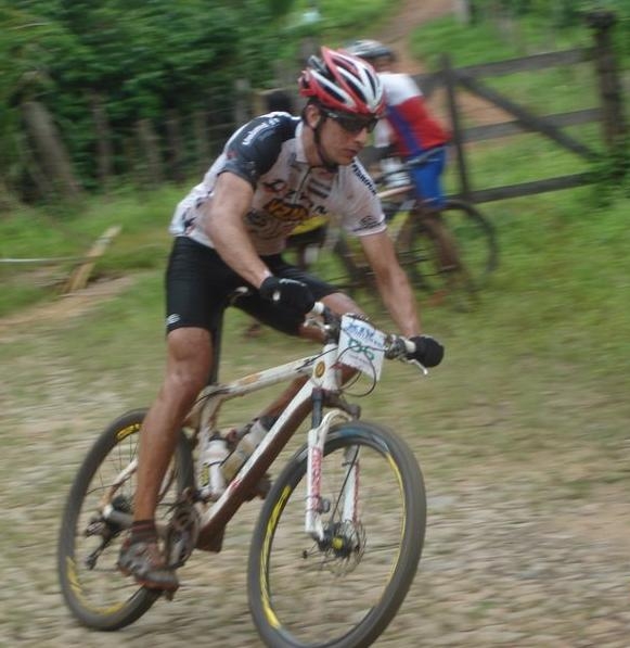 Uirá de Castro  da Equipe Zyon/Tripp  chegou na primeira colocação da 3ª etapa da Copa Grande Sertão de MTB (foto: Divulgação)