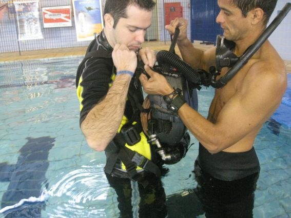 Mergulhadores puderam testar os rebreathers (foto: Divulgação)