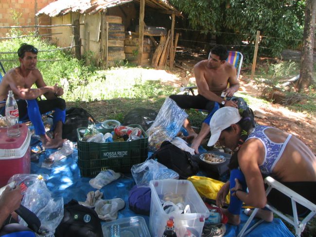 Sinergia aproveita descanso para secar bolsas e equipamentos (foto: Bruna Didario/ www.webventure.com.br)