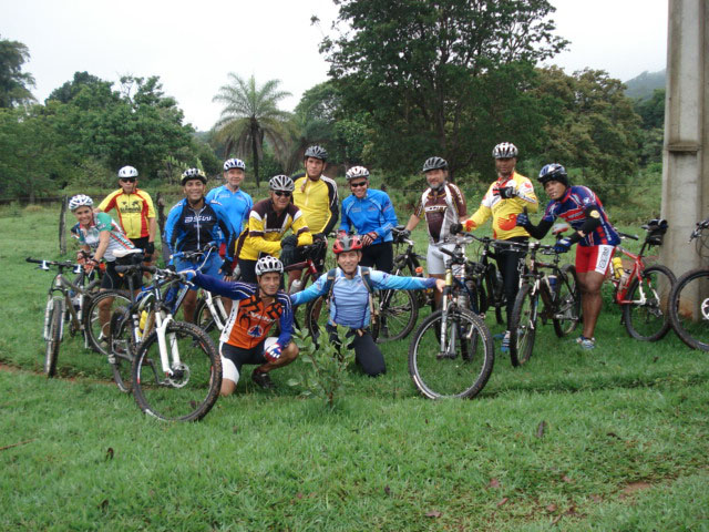 Equipe conta com atletas experientes  como Abraão e Juliana (foto: Divulgação)