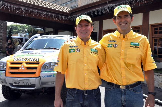 Klever e seu navegador com o carro movido a etanol (foto: Divulgação)