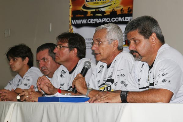 Organização orienta pilotos no briefing (foto: Bruna Didario/ www.webventure.com.br)