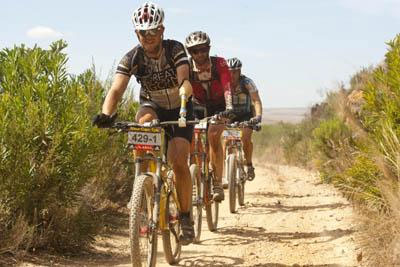 Atletas terão que pedalar em mais de 2 mil metros de altitude (foto: Divulgação/ Cape Epic)