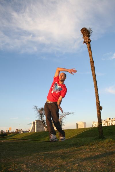 Slackline consiste em realizar manobras em uma espécie de corda bamba (foto: Odilei Medeiro)