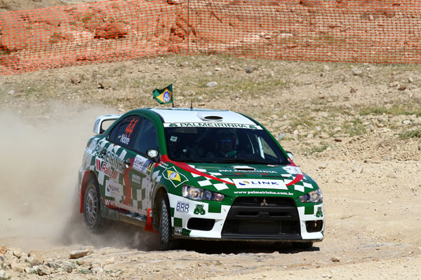 Pameirinha compete no P-WRC com um Lancer EVO X (foto: Photo4/ Divulgação)