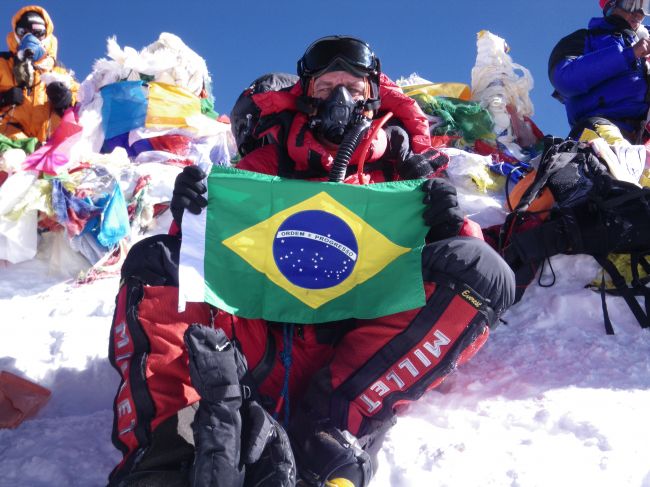 Em uma de suas grandes conquistas  o cume do Everest (foto: Arquivo Pessoal/ Manoel Morgado)