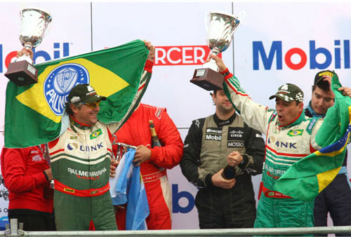 Palmeirinha e Edu comemoram com o troféu na mão (foto: Daniel Halac/Divulgação)