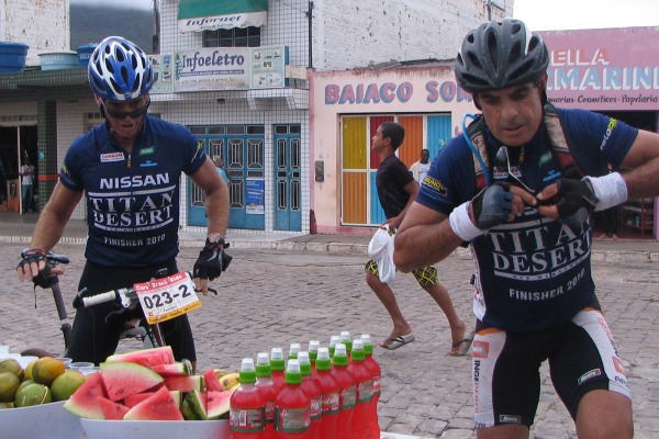 Atletas fazem pit-stop em Piatã (foto: Bruna Didario/ www.webventure.com.br)