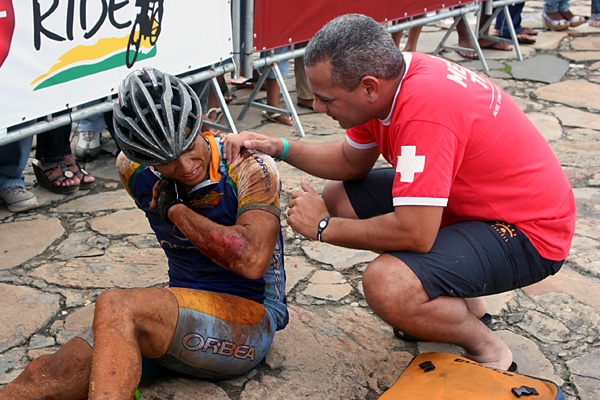 Raphael Mesquita é atendido na chegada (foto: Daniel Costa/ www.webventure.com.br)