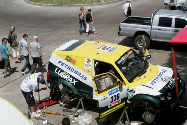 Marlon aproveitou para conhecer o carro (foto: Divulgação/ Equipe Petrobras/ Wesley Santos)