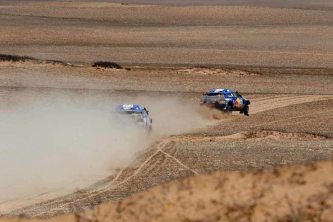 Sainz e Nasser na etapa de hoje (foto: Carlos Lua/ Volkswagen)