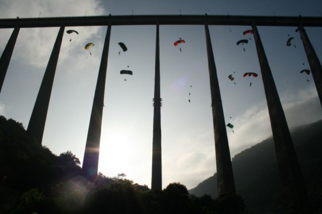 Salto simultâneo reuniu 16 paraquedistas em encontro (foto: trilhadaventura.blogspot.com)