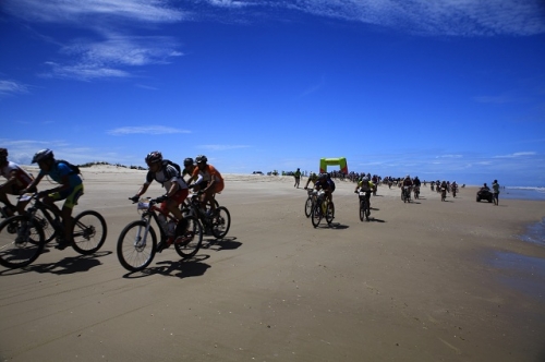 Prova de bike largou sob muito sol (foto: Divulgação/ Moisés Saba)