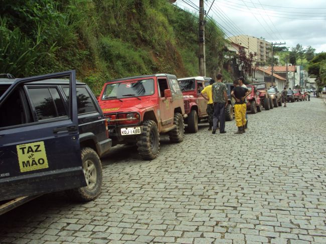 Jipeiros fazem fila para ajudar vítimas das enchentes no Rio (foto: Arquivo Pessoal Carlos Lobo)