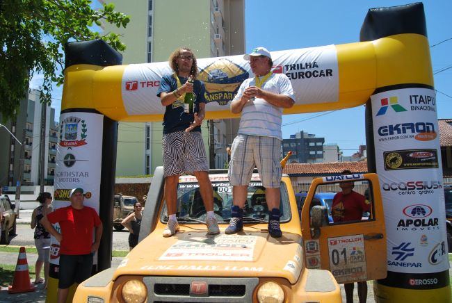 O filho Allan e o pai Otávio foram os primeiros a chegar a Matinhos (foto: Divulgação/ Mary Derosso)