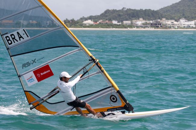 Bimba continua liderando na RS:X (foto: Divulgação/ Fred Hoffmann)